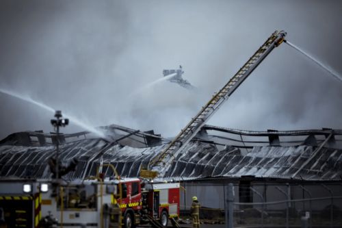 新增394例 墨尔本北区工厂突然大爆炸,现场浓烟滚滚,紧急救火,居民区受影响 Andrews
